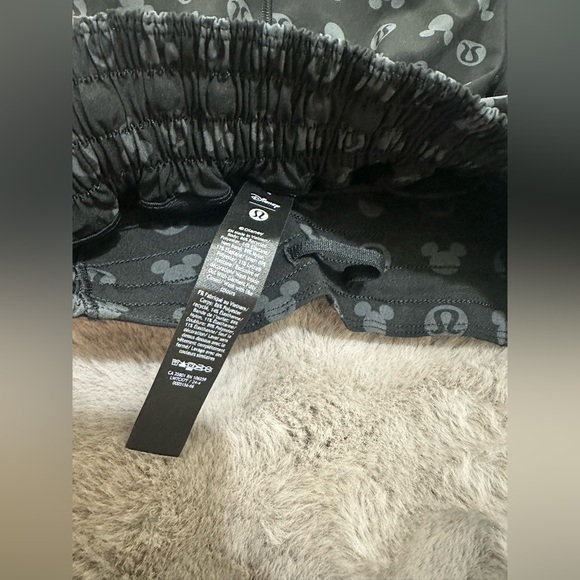 NWOT Disney x lululemon Hotty Hot High-Rise Short 4" Black size 4 - Picture 4 of 6